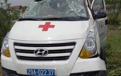 Xe cứu thương mất lái gây tai nạn, 3 người nhập viện gấp