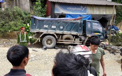 Xe tải cuốn 2 xe máy vào gầm khiến 1 người tử vong
