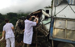 Nẹp cổ, truyền dịch cứu sống tài xế mắc kẹt trên cabin