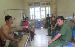 Say rượu vác dao đòi giết bố vợ, chém bị thương hai công an