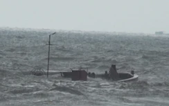 Chìm tàu trên biển Hạ Long, 4 thuyền viên thoát nạn