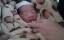 Bé gái còn nguyên dây rốn bị bỏ rơi trước cửa nhà văn hóa