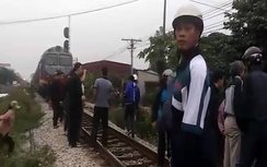 Xe con bị tàu hoả đâm văng 20m, tài xế bị thương nặng