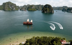 Tàu du lịch chìm trên vịnh Hạ Long, 31 khách Trung Quốc thoát nạn