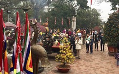 Đền Trần đông kín người dâng hương, xin lộc đầu năm