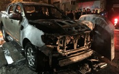 Sau tiếng nổ lớn, xe bán tải cháy dữ dội trước tiệm cầm đồ