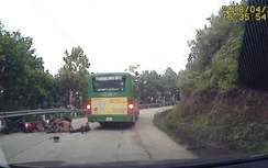 Video: Cố vượt khúc cua hẹp, 5 người trên 2 xe máy ngã văng