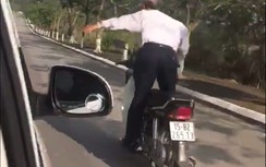 Cụ ông nhún nhảy trên xe máy, trêu chọc tài xế ở Đồ Sơn