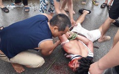 Nghi bắt cóc trẻ em, dân vây đánh người đàn ông đi ôtô