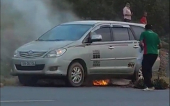 Hú hồn gầm xe Innova cháy bùng bùng giữa trưa nắng