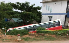 Xe chở 22 khách nước ngoài lao vào quán karaoke rồi lăn xuống rãnh