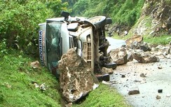 Đá lăn đè nát xe ôtô 16 chỗ, nhiều người bị thương