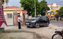 Sự thật vụ "bảo vệ ngân hàng ngáo đá" đập phá ôtô của khách