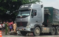 Va chạm với xe đầu kéo, một phụ nữ tử vong trong gầm xe