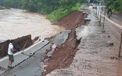 Cận cảnh đường sụt, bám gầu máy xúc vượt lũ dữ ở Sơn La