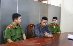 Xe sơmi rơmooc chở chiếc máy xúc nhét 198 bánh heroin bên hông