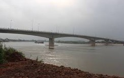 Đâm vào tàu cát, tàu chở 1.000 tấn xi-măng chìm dưới cầu Tân Phong