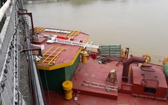 Chạy sai luồng tuyến, tàu hàng mắc kẹt dưới cầu Đò Quan