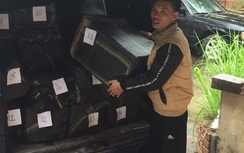 Khống chế tài xế chở hơn 1 tấn pháo lậu trên quốc lộ 9