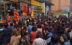 Đường phố tắc nghẽn vì dân đi mua vàng ngày Thần Tài