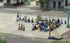 Phẫn nộ hiệu trưởng phạt 30 học sinh quỳ giữa sân trường