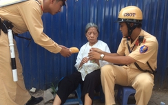 CSGT đưa cụ bà bị lạc về tận nhà
