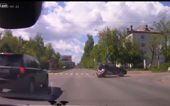 Xe motor nát bét sau cú đâm trực diện vào ô tô