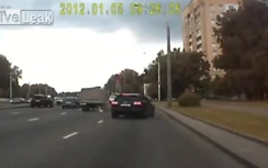 Đi ngược chiều, chủ xe đạp bị đâm lên nóc ô tô nguy kịch