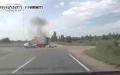 Kinh hoàng hai xe ô tô đâm nhau bốc cháy giữa quốc lộ