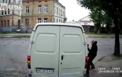 Mải nói chuyện điện thoại, người đàn ông bị đập đầu vào ô tô