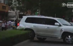 "Vây bắt" Lexus gây tai nạn rồi bỏ chạy