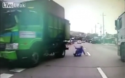 Xe tải đâm liên hoàn, phụ xe văng ra đường