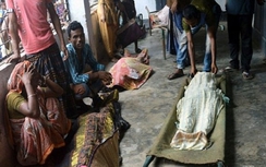 Kinh hoàng 24 người chết vì giẫm đạp lên nhau lấy... quần áo