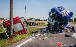 Xe cứu hỏa bị container đâm nát vụn giữa quốc lộ