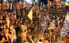 Kinh hoàng cảnh giẫm đạp tắm nước thánh khiến 30 người chết