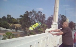 Cái kết bất ngờ với nhóm trẻ cản trở giao thông