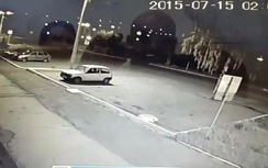 Kinh hoàng motor mất lái, bay như tên lửa vào trạm xăng