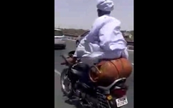 Cụ già liều lĩnh lái xe máy bằng ...chân