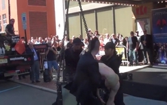 Nhốt mình trong bể nước, ảo thuật gia suýt chết đuối