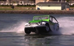 Kinh ngạc nhìn ô tô chạy dưới nước như cano