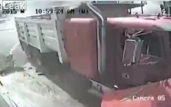 Xe tải "càn quét" đường phố, húc vỡ nhà, tài xế văng ra đường