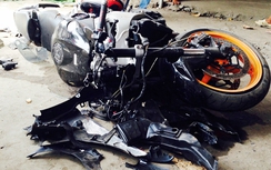 Video: Motor nát vụn, bay lên nóc xe sau cú lao đầu vào ôtô