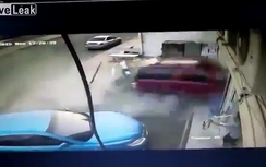 Ô tô phóng như điên lao thẳng vào tiệm làm tóc