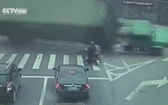 Kinh hoàng container hàng chục tấn suýt đè lên người dừng đèn đỏ