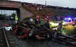 Cố tình vượt đường ngang, xe buýt bị tàu hỏa đâm 14 người chết