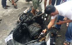 Cô gái trẻ tá hỏa khi đang đi đường thì xe bốc cháy