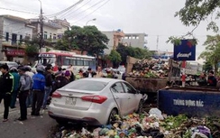 Ô tô đâm xe chở rác khiến 3 nữ công nhân thương vong