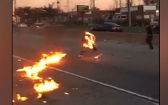 Dùng xăng thiêu sống đồng nghiệp giữa đường vì mâu thuẫn (Video)