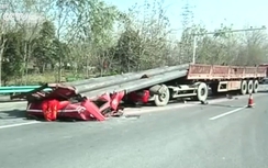 Hi hữu: Xe tải bị sập cabin đè chết tài xế