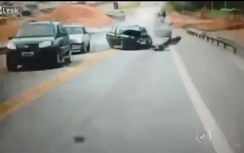 Motor "hôn" ô tô, đầu xe nát vụn, tài xế văng 5m